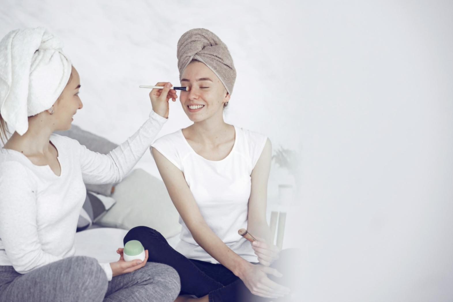 Moderne Lernumgebung mit technischer Ausstattung für effektives Online-Studium