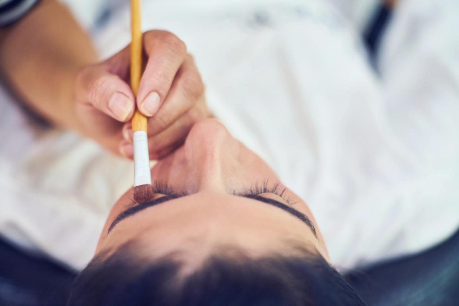 Strukturierter Arbeitsplatz mit Lernmaterialien und organisiertem Setup