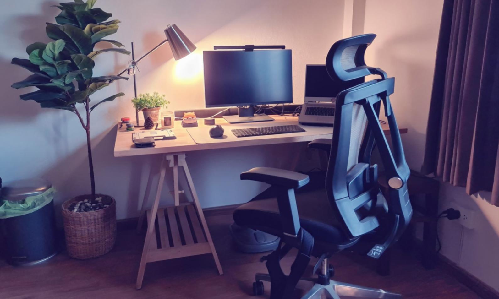 Moderne Lernumgebung mit Teilnehmern, die an Styling-Projekten arbeiten und voneinander lernen