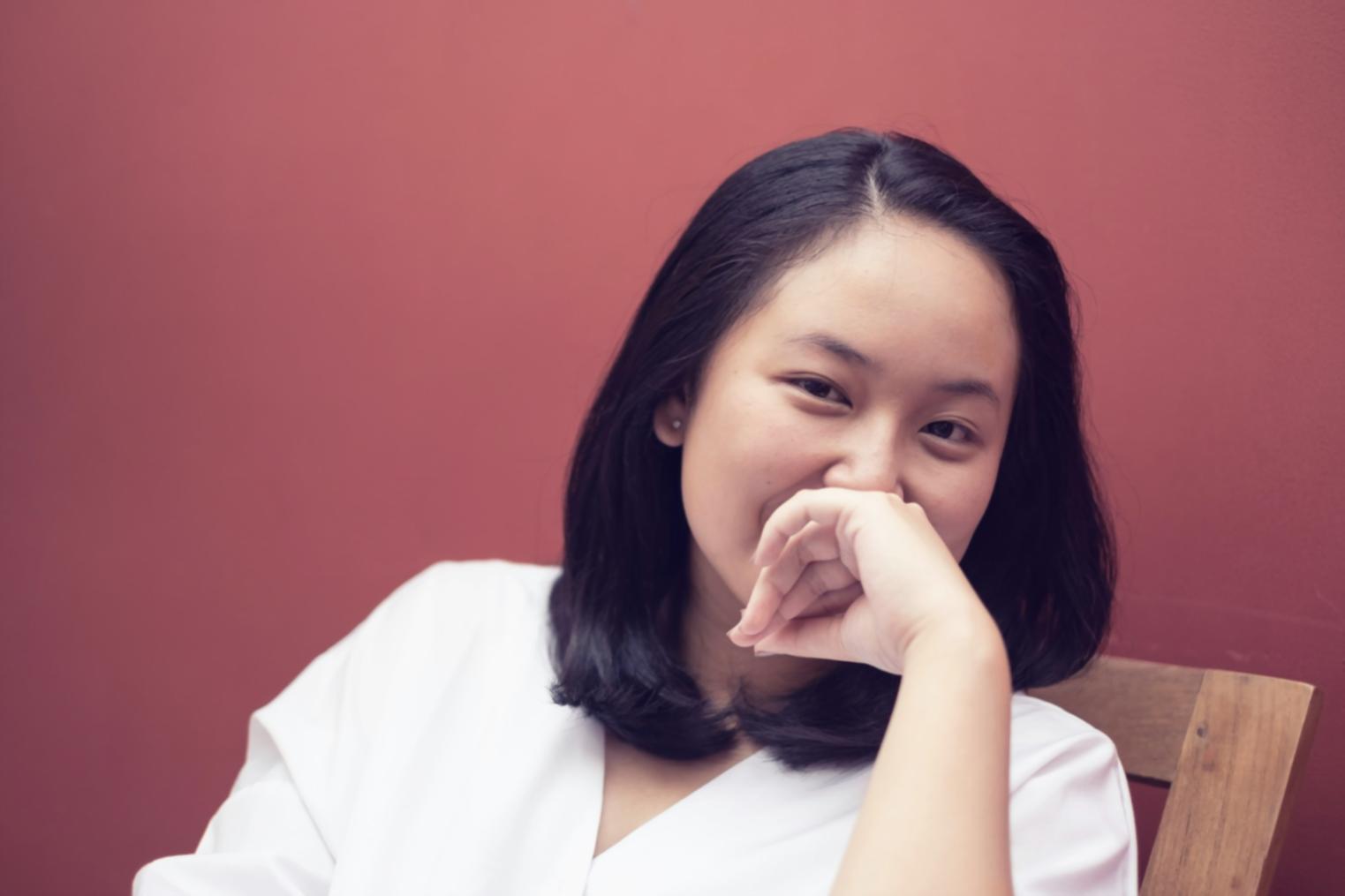 Moderner Arbeitsbereich mit minimalistischem Design und professioneller Atmosphäre in unserem Büro